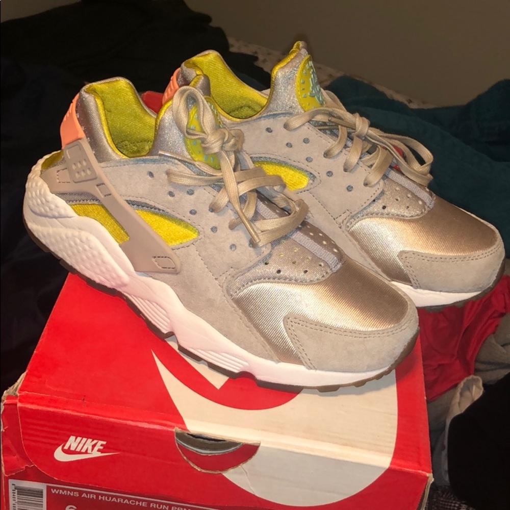 Nike Hurache “glow” size 6 women